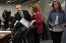 El ministro de Educación, José Ignacio Wert, la vicepresidenta del Gobierno, Soraya Sáenz de Santamaría (c), y la ministra de Sanidad, Ana Mato (d), en la rueda de prensa de ayer del Consejo de Ministros. EFE