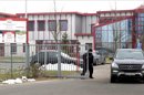 Un coche sale de las instalaciones de la empresa Dreistern Konserven en Neuruppin, Alemania. EFEUna inspectora de alimentación analiza un trozo de carne en un laboratorio de Utrecht, Holanda. EFE