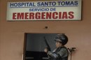 Un policía presta guardia frente a la entrada del servicio de Emergencia del hospital Santo Tomás en Ciudad de Panamá (Panamá). EFE