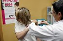 Una niña recibe la vacuna contra el virus del papiloma humano (VPH) en el Centro de Salud de Los Ángeles, en Alicante. EFE/Archivo