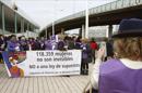 Decenas de mujeres momentos antes de subir a bordo del "Tren de la Libertad" contra la reforma de la ley del aborto en Gijón. EFE