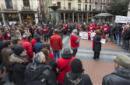 Alrededor de unas 200 personas durante la concentración llevada a cabo hoy durante una hora en Valladolid, para hacer visible el problema que tienen los enfermos de hepatitis C. EFE