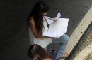 Estudiantes repasan sus apuntes momentos antes de entrar a un examen. EFE/Archivo