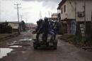 Unos policías patrullan en una calle vacía en Freetown, Sierra Leona. EFE/Archivo