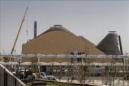 Fotografía de archivo tomada el 9 de abril de 2015 de los trabajos de construcción de la Expo de Milán en la localidad de Rho, cerca de Milán, Italia. La Exposición Universal de Milán 2015, que abrirá sus puertas al público el próximo viernes, pretende convertirse durante seis meses en un gran foro global sobre los retos de la alimentación en el siglo XXI. EFE