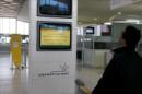 Un pasajero observa una pantalla en el aeropuerto Roissy Charles de Gaulle de París. EFE/Archivo