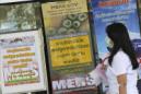 Una mujer camina junto a unas señales que ofrecen información sobre el Síndrome Respiratorio de Oriente Medio (SROM) o nuevo coronavirus en el Instituto de Enfermedades Infecciosas en la provincia de Nonthaburi a las afueras de Bangkok (Tailandia). EFE