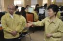 La presidenta surcoreana, Park Geun-hye, conversando ayer con el ministro de Sanidad, Moon Hyung-pyo, en su visita a un instituto de investigación del Centro para el Control y Prevención de Enfermedades, Cheongju (Corea del Sur). Dos hospitales de Corea del Sur han comenzado a aplicar un tratamiento experimental para curar el nuevo coronavirus consistente en inyectar plasma sanguíneo de pacientes recuperados, informó el Ministerio surcoreano de Sanidad. EFE