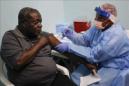 Una monja liberiana administra a un paciente una vacuna experimental contra el ébola dentro de un programa de prueba llevado a cabo en el hospital Redemption de New Kru Town, en las afueras de Monrovia (Liberia). EFE/Archivo