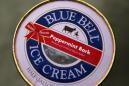 Esta fotografía muestra un envase de helado Blue Bell el viernes 13 de marzo de 2015 en Dallas. La muerte de tres personas que enfermaron tras consumir productos Blue Bell provocó el primer retiro de producto de la compañía texana en sus 108 años de historia. (Foto AP/Kim Johnson Flodin)