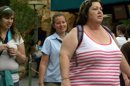 Una mujer obesa camina por la calle. EFE/Archivo