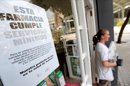 Una joven saliendo el pasado 7 de junio de una farmacia abierta en cumplimiento de los servicios mínimos en una de las jornadas de cierre de las farmacias de la Comunidad Valenciana en protesta por los impagos del Gobierno autonómico. EFE/Archivo