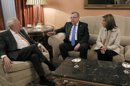 El ministro de Asuntos Exteriores, José Manuel García-Margallo (i) y la ministra de Sanidad, Asuntos Sociales e Igualdad, Ana Mato conversan con el director ejecutivo de la oficina de la ONU contra la Droga y el Delito, Yuri Fedotov, durante la firma de un convenio, en un acto que ha tenido lugar esta tarde en Madrid. EFELa ministra de Sanidad, Asuntos Sociales e Igualdad, Ana Mato, entrega al director Ejecutivo de la Oficina de la ONU contra la Droga y el Delito (ONUDD), Yuri Fedotov, la Medalla de Oro de la Orden del Mérito del Plan Nacional sobre Drogas, hoy en la sede del Ministerio, en Madrid. EFE