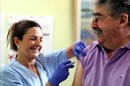 Una enfermera vacuna a un señor contra la gripe. EFE/Archivo