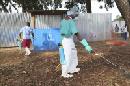 Enfermeras liberianas esparcen desinfectante como la prevención contra el virus ébola, fuera de la sala de espera de la unidad de aislamiento ELWA en Monrovia, Liberia. EFE/Archivo