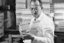En esta imagen de archivo, tomada el 7 de octubre de 1954, el doctor Jonas Salk, descubridor de la vacuna contra la polio, sostiene tubos de esnsayo en su laboratorio de Pittsburgh. (Foto AP/Archivo)