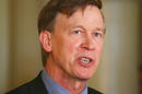 ARCHIVO - El gobernador de Colorado John Hickenlooper habla en una conferencia de prensa en el Capìtolio en Denver el miércoles, 22 de mayo del 2014. Hickenlooper firmó el sábado, 17 de mayo del 2014, una ley para dar a pacientes terminales acceso a medicamentos experimentales sin autorización federal. (Foto AP/Ed Andrieski)