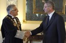 El ministro de Justicia, Alberto Ruiz Gallardón, felicita al magistrado Gonzalo Moliner, que ha tomado hoy posesión de su cargo como presidente del Tribunal Supremo (TS) y del Consejo General del Poder Judicial (CGPJ) en un acto solemne celebrado ante los plenos de ambas instituciones. EFE