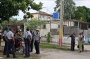 Varios policías conversan en una esquina en una de las calles del barrio Alturas de la Lisa en La Habana (Cuba), donde hace pocos días se produjo un caso de intoxicación con alcohol metílico o "de madera" comercializado ilegalmente y por el que han fallecido 11 personas hasta la fecha. EFE