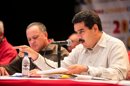 Fotografía cedida por prensa de Miraflores donde aparece el vicepresidente de Venezuela, Nicolás Maduro (d), durante una rueda de prensa sobre el balance de los resultados de las pasadas elecciones. EFE