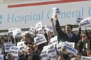 Más de 5.000 profesionales de la sanidad madrileña se han concentrado ante numerosos hospitales y centros de salud de la región, según estimaciones de los sindicatos, para protestar por los cambios laborales que han entrado en vigor el 1 de enero. En la foto concentración en el hospital Gregorio Marañón. EFE/Archivo