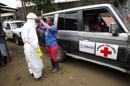 Vista de un equipo que transporta a las víctimas de Ébola en los suburbios de Monrovia, Liberia. EFE/Archivo