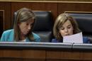 La ministra de Sanidad, Servicios Sociales e Igualdad, Ana Mato (i) y la vicepresidenta del Gobierno, Soraya Sáenz de Santamaría (d), durante la sesión de control al Gobierno celebrada hoy en el Congreso de los Diputados. EFE