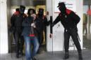 Efectivos de la Policía Foral proceden al desalojo de uno de los afectados por la hepatitis C que desde el pasado martes se encontraban encerrados en el Complejo Hospitalario de Navarra. EFE
