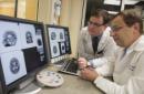 En esta foto proporcionada por la Universidad de Washington se observan el profesor asociado de neurología de la Escuela de Medicina de la universidad, Beau Ances, derecha, y Matthew Brier, estudiante de la universidad, mientras examinan una tomografía PET de un paciente con alzhéimer en St. Louis. (Robert Boston/Universidad de Washington vía AP)