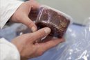 Un empleado de laboratorio realiza comprobaciones para ver la proporción de carne de caballo en una muestra. EFE/ArchivoSede de la empresa Servocar en Casarrubios de Monte (Toledo) esta mañana, después de que Nestlé haya ordenado retirar toda la producción de este proveedor español de carne al haberse encontrado en los análisis realizados ADN de caballo superior al 1 %. EFE