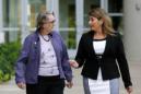 En esta foto del 11 de agosto de 2016, Angela McArthur, derecha, directora del programa de legados anatómicos de la facultad de medicina de la Universidad de Minnesota, habla con Jean Larson, viuda de un donante. Muchas facultades de medicina en Estados Unidos registran un fuerte aumento de personas que donan sus cuerpos a la ciencia, una tendencia atribuida al aumento de los costos de funerales y la aceptación creciente de una práctica que muchos consideraban macabra. (AP Foto/Andy Clayton-King)