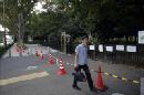 Un hombre camina junto al parque de Yoyogi, que permanece cerrado en Tokio, Japón, por un brote de dengue. EFE