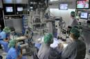 Fotografía facilitada por la clínica Barraquer de la operación en la que una mujer ciega, la andaluza Aurora Castilla, ha recuperado parte de la visión gracias a la implantación de un microchip. EFE