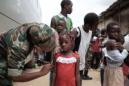 Un militar aplica una vacuna contra la fiebre amarilla a una niña en el mercado "Kilómetro 30" de Luanda, Angola. EFE/Archivo