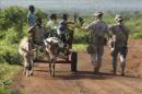 Dos soldados españoles de operaciones especiales del equipo de entrenamiento del centro de instrucción de Koulikoro, saludan a varios niños. EFE/Archivo