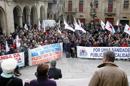 Centenares de personas se manifestaron contra el "copago" farmacéutico de los enfermos crónicos y en defensa de la Sanidad Pública, convocados por la Iniciativa Galega pola Gratuidade da Sanidade, esta mañana en Santiago de Compostela. EFE