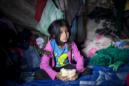 Imagen de archivo de una niña que come un pan con frijoles dentro de su vivienda en un asentamiento en la periferia de Ciudad de Guatemala. EFE/Archivo