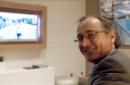 El ministro de Sanidad, Alfonso Alonso, sigue el Tour de Francia en la televisión momentos antes de participar en la Junta Directiva del PP vasco, que ha presidido hoy su máxima responsable, Arantza Quiroga. EFE