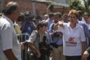 La presidenta brasileña, Dilma Rousseff, camina hoy, sábado 13 de febrero de 2016, en el barrio Zepeling en la visita que hizo a esta humilde comunidad en la zona oeste de Río de Janeiro para encabezar una campaña nacional de combate al Aedes Aegypti, el mosquito que transmite el virus del Zika. EFE