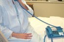 En la imagen, una joven enferma habla por teléfono en la habitación de un hospital. EFE/Archivo