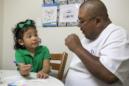 En esta foto del 11 de febrero del 2015, la niña Angélica López, de 3 años, escribe su nombre con la ayuda de su padre, Santos López, durante una sesión terapéutica en la Universidad del Sur de California en Los Angeles. La niña nació sorda y recibió un implante cerebral con el que empezó a oír algunos sonidos. (AP Foto/Damian Dovarganes)
