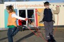 Unos niños saltan a la comba en un colegio alemán. EFE/Archivo