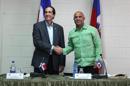 Todo esto es resultado de las conversaciones de alto nivel que los dos países celebran desde enero pasado encabezadas por el primer ministro haitiano, Laurent Lamothe (d), y el ministro de la Presidencia dominicano, Gustavo Montalvo (i). En la imagen un registro de la reunión de estos dos funcionarios el pasado 7 de enero. EFE/Archivo