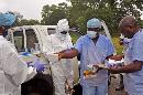 Trabajadores de salud reciben equipo de protección antes de recoger cadáveres dejados en las calles de personas que al parecer fallecieron por ébola, en Monrovia, Liberia, el sábado 16 de agosto de 2014. (Foto AP/Abbas Dulleh)