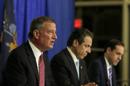 El gobernador de Nueva York, Andrew Cuomo (c), y el alcalde de Nueva York, Bill de Blasio (i), participan en una rueda de prensa en el Hospital Bellevue de Nueva York (EE.UU.). EFE