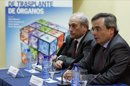 El director de la Organización Nacional de Trasplantes (ONT), Rafael Matesanz (d), durante la rueda de prensa, hoy en Madrid, en la que informó sobre el desarrollo del nuevo decreto de trasplantes, un día después de que el Ministerio de Sanidad haya recortado las subvenciones al fomento de esta actividad en un 20%. A su lado, el coordinador de trasplantes de Castilla y León, Carlos Fernández Renedo. EFEEl director de la Organización Nacional de Trasplantes (ONT), Rafael Matesanz, momentos antes de la rueda de prensa, hoy en Madrid, en la que informó sobre el desarrollo del nuevo decreto de trasplantes, un día después de que el Ministerio de Sanidad haya recortado las subvenciones al fomento de esta actividad en un 20%. EFE