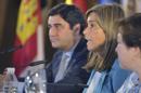 La ministra de Sanidad, Servicios Sociales e Igualdad, Ana Mato (c), y el consejero de Sanidad de Castilla-La Mancha y secretario de Sanidad del PP, José Ignacio Echániz (i), durante la rueda de prensa tras la reunión del Consejo Interterritorial de Salud, hoy en Toledo. El Ministerio de Sanidad y la mayoría de las comunidades autónomas han aprobado hoy un informe jurídico que considera que el anteproyecto de ley del aborto no tiene "impacto negativo" en el Sistema Nacional de Salud (SNS), un documento que no ha tenido el apoyo de Andalucía, Canarias, Cataluña, País Vasco y Asturias. EFE