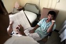 En la imagen, un paciente infectado con el virus del dengue permanece internado en el hospital San Rafael en la provincia de Alajuela. EFE/Archivo