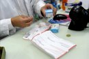 Un farmacéutico dispensa una receta de pensionista durante el primer día de entrada en vigor del nuevo sistema de copago de medicamentos en función de la renta. EFE/Archivo