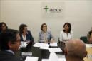 La reina Letizia, durante la reunión de trabajo que mantuvo con la Asociación Española contra el Cáncer (AECC) dedicada a tratar asuntos relacionados con la investigación sobre esta enfermedad, hoy en Madrid. A su lado, la presidenta y la vicepresidenta de AECC, Isabel Oriol (i) y Pilar Perote, respectivamente. EFE